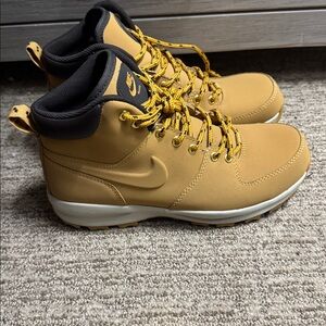 Nike Men's Yellow and Black Hiking Boots - Nike Manoa
